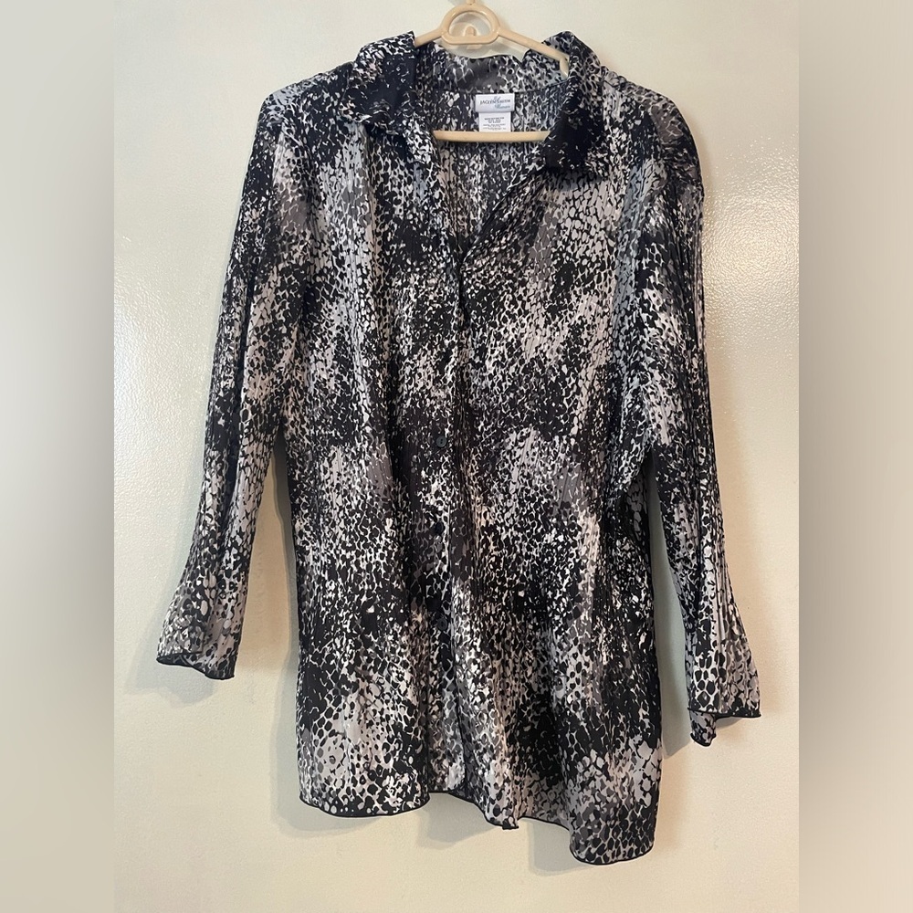 Women’s size 2X button down Jaclyn smith pleated stretch flutter sleeve stretch